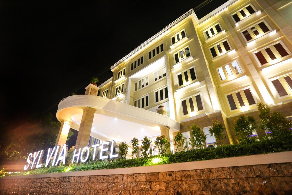 Sylvia Hotel Kupang Kupang  Esterno foto